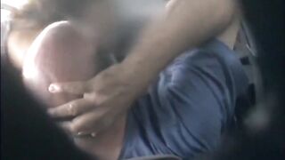 Moglie troia succhia cazzo a un vecchio in auto
