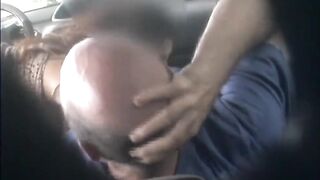 Moglie troia succhia cazzo a un vecchio in auto