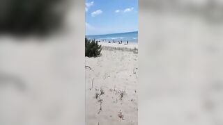 Moglie porca al mare col bull davanti al cornuto