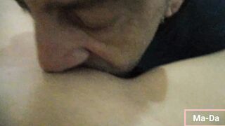 Mio marito mi lecca la fica in bagno