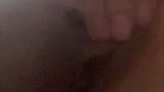 Mi spalmo la cremina per idratare la mia patata