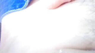 Zoccola in auto fa sega a uno sconosciuto