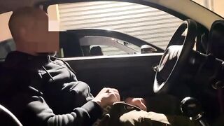 Zoccola esibizionista fa sega a uno sconosciuto