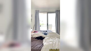 Laura Sommaruga si spoglia e si fa scorrere un dildo fra le tette