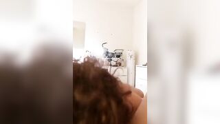 Amica zoccola prova a succhiare un cazzone enorme