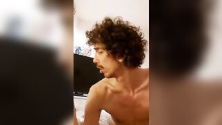 Amica zoccola prova a succhiare un cazzone enorme
