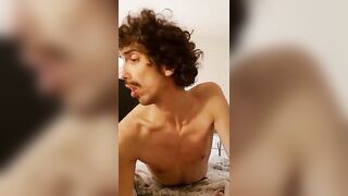 Amica zoccola prova a succhiare un cazzone enorme