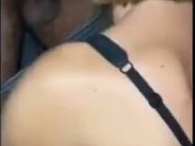 Moglie troia succhia cazzi al club privè