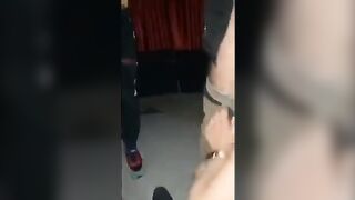 Moglie troia succhia cazzi al club privè