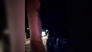 Milf tettona si ditalina sulla panchina in pubblico