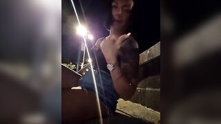 Milf tettona si ditalina sulla panchina in pubblico