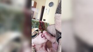 Pamela viene scopata in bocca.....