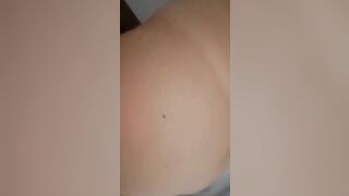 Coppia italiana chiava prona e sborra sul culetto sodo