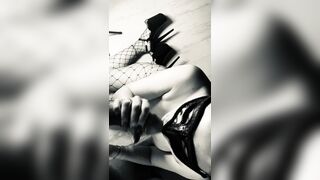 Lei bravissima con tacchi a spillo e calze a rete mi succha il cazzo in ginocchio