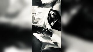 Lei bravissima con tacchi a spillo e calze a rete mi succha il cazzo in ginocchio