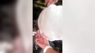 Milf barista fa pompino goloso fino alla sborrata in gola