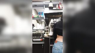Barista sarda Sara P. faghet cafè cun sas minne de fora