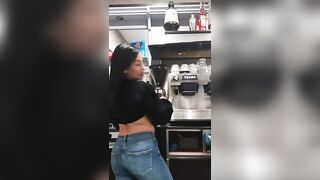 Barista sarda Sara P. faghet cafè cun sas minne de fora