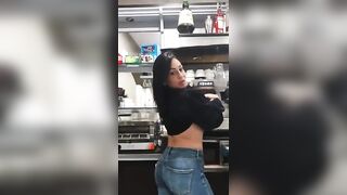 Barista sarda Sara P. faghet cafè cun sas minne de fora