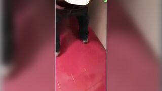 Bionda puttana si fa scopare da sconosciuti al cinema