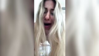 Fidanzata bionda se fa chiavare dal bull mentre er cornuto guarda