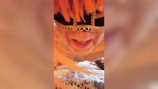 Pamela trav inculata in primo piano