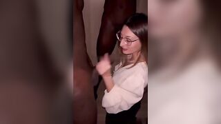 Tettona social si fa spompinare e sfondare da due neri dotati