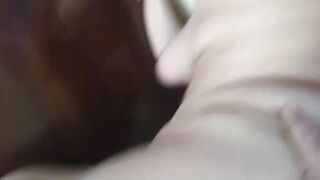 Giocando con mia moglie sul divano di casa