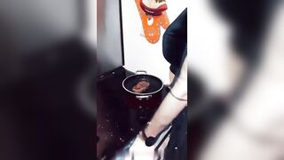 Sofia Barbuta cucina nuda e fa ballare le tettone enormi