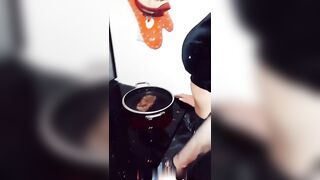 Sofia Barbuta cucina nuda e fa ballare le tettone enormi