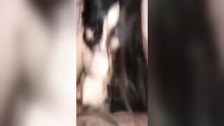 Il CAZZONE nero le sta a stento in bocca e lei lo sega a due mani