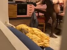Cornuto si sega mentre il nero scassa la moglie sul tavolo