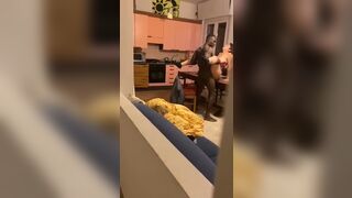 Anteprima del video: Cornuto si sega mentre il nero scassa la moglie sul tavolo