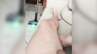 Mia moglie nuda che passa l'aspirapolvere