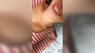 Bellissima zoccola si tocca la figa pelosa