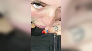 Sta bionda se magna o cazzone niro do amico