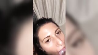 Sa troia tatuada isucchiat su cazzu nieddu e si buffat totu sa sborra