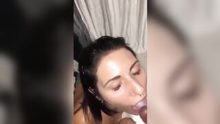 Sa troia tatuada isucchiat su cazzu nieddu e si buffat totu sa sborra