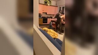 Anteprima del video: Il negro monta la moglie del cornuto sul tavolo e lui si sborrozza guardando