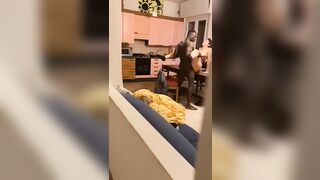 Il negro monta la moglie del cornuto sul tavolo e lui si sborrozza guardando
