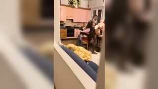 Il negro monta la moglie del cornuto sul tavolo e lui si sborrozza guardando