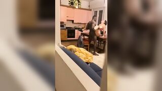 Il negro monta la moglie del cornuto sul tavolo e lui si sborrozza guardando