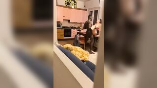 Il negro monta la moglie del cornuto sul tavolo e lui si sborrozza guardando