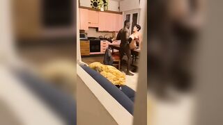 Il negro monta la moglie del cornuto sul tavolo e lui si sborrozza guardando