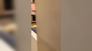 Il negro monta la moglie del cornuto sul tavolo e lui si sborrozza guardando