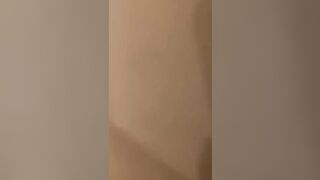 Il negro monta la moglie del cornuto sul tavolo e lui si sborrozza guardando