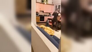 Il negro monta la moglie del cornuto sul tavolo e lui si sborrozza guardando