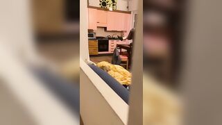 Il negro monta la moglie del cornuto sul tavolo e lui si sborrozza guardando