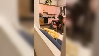 Il negro monta la moglie del cornuto sul tavolo e lui si sborrozza guardando