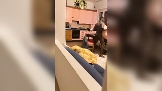 Il negro monta la moglie del cornuto sul tavolo e lui si sborrozza guardando